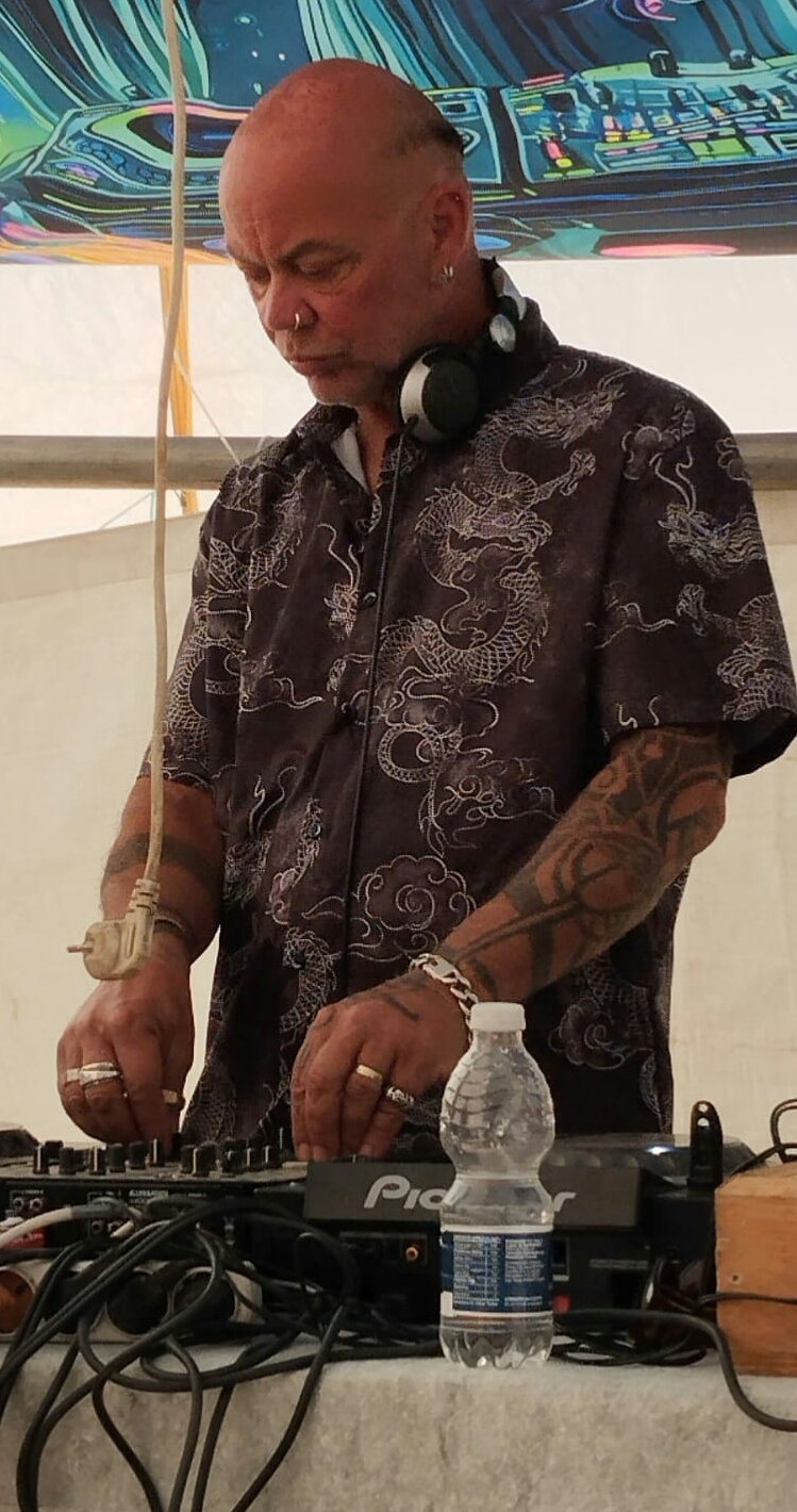 Papa Gumbo playing during the day in a shirt
